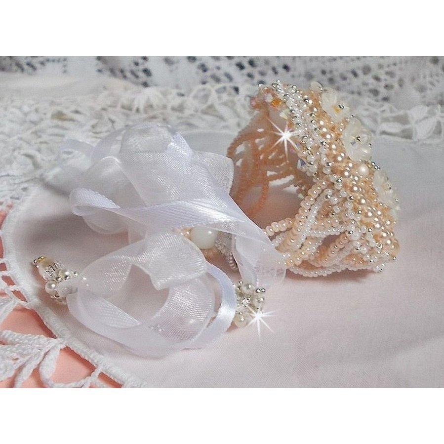 Pulseira Bouquet d'un Jour bordada com pérolas Swarovski, flores Lucite, fitas e missangas de sementes de qualidade