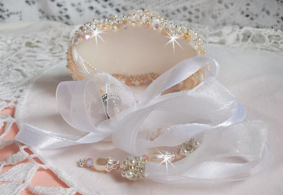 Pulseira Bouquet d'un Jour bordada com pérolas Swarovski, flores Lucite, fitas e missangas de sementes de qualidade