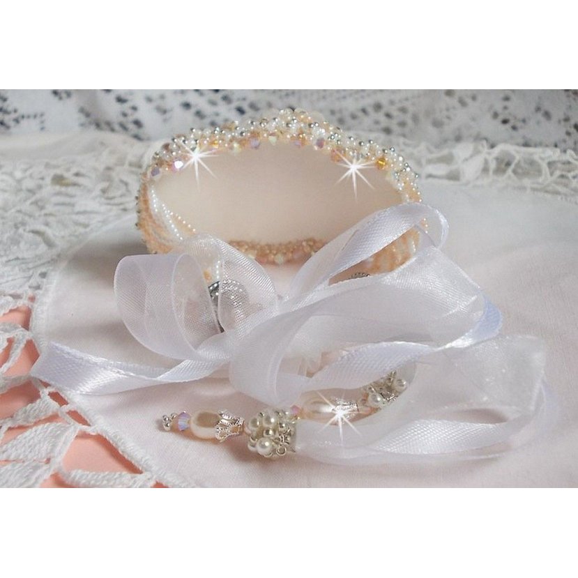 Pulseira Bouquet d'un Jour bordada com pérolas Swarovski, flores Lucite, fitas e missangas de sementes de qualidade