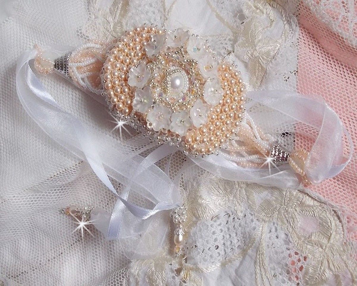 Pulseira Bouquet d'un Jour bordada com pérolas Swarovski, flores Lucite, fitas e missangas de sementes de qualidade