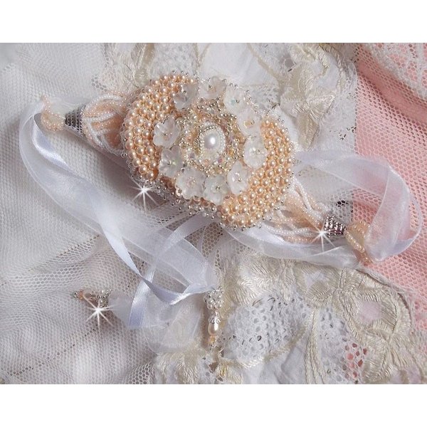 Pulseira Bouquet d'un Jour bordada com p&eacute;rolas Swarovski, flores Lucite, fitas e missangas de sementes de qualidade