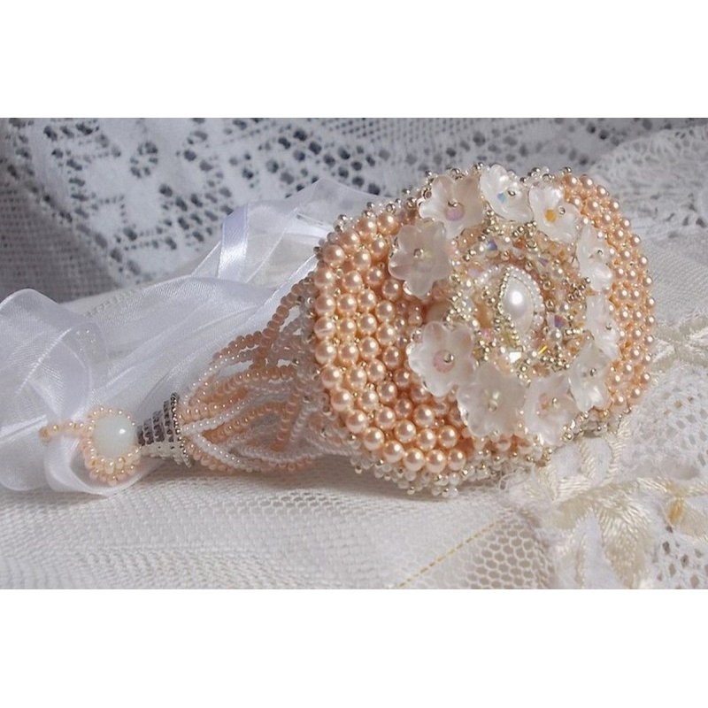 Pulseira Bouquet d'un Jour bordada com pérolas Swarovski, flores Lucite, fitas e missangas de sementes de qualidade
