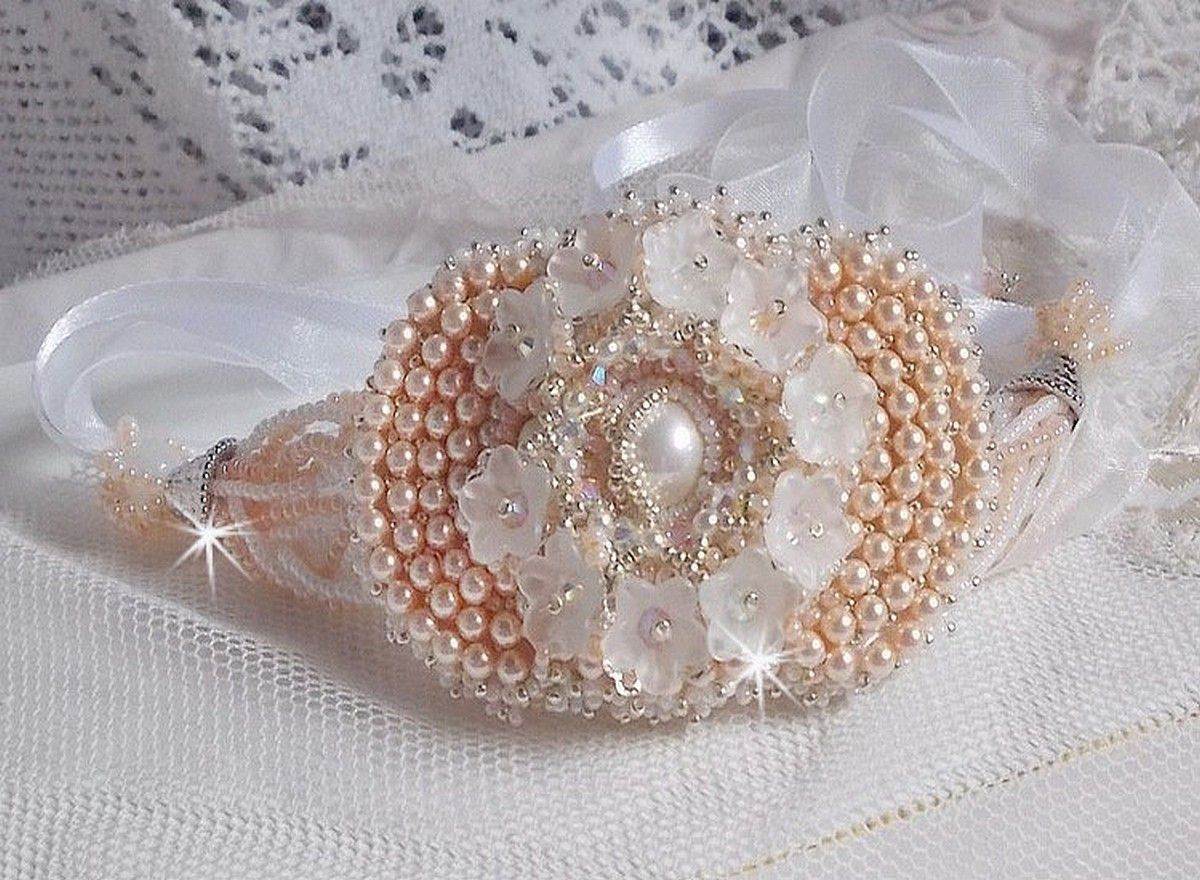 Pulseira Bouquet d'un Jour bordada com pérolas Swarovski, flores Lucite, fitas e missangas de sementes de qualidade