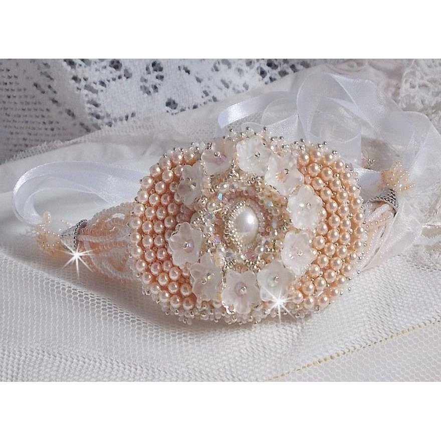 Pulseira Bouquet d'un Jour bordada com pérolas Swarovski, flores Lucite, fitas e missangas de sementes de qualidade