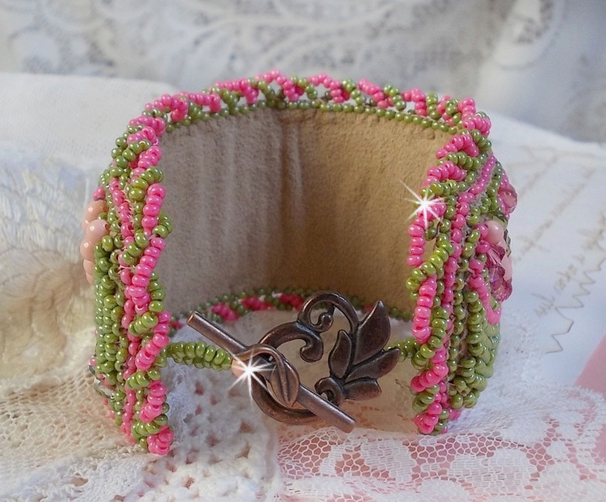 Pulseira de punho Miss Lady bordada com cristais Swarovski, facetas de vidro boémio e contas de sementes verdes e rosa