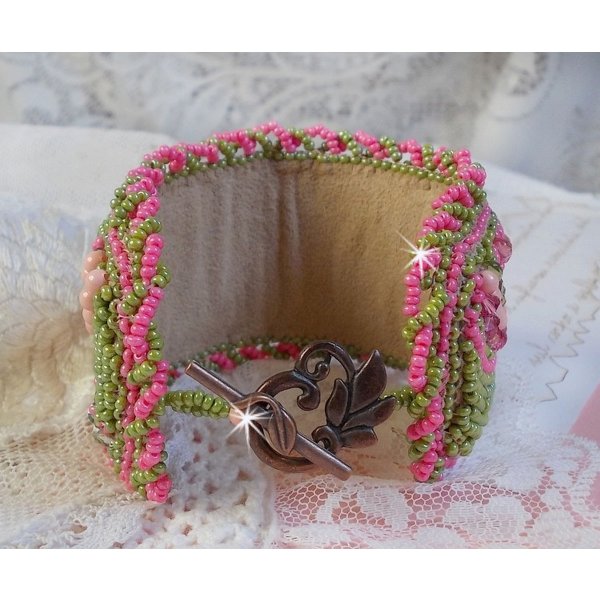 Pulseira de punho Miss Lady bordada com cristais Swarovski, facetas de vidro bo&eacute;mio e contas de sementes verdes e rosa