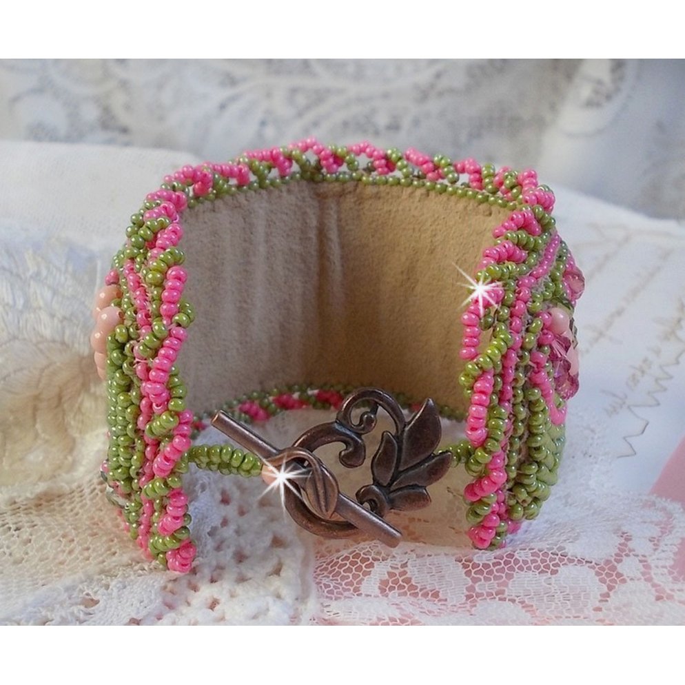 Pulseira de punho Miss Lady bordada com cristais Swarovski, facetas de vidro boémio e contas de sementes verdes e rosa