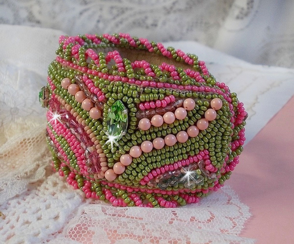 Pulseira de punho Miss Lady bordada com cristais Swarovski, facetas de vidro boémio e contas de sementes verdes e rosa
