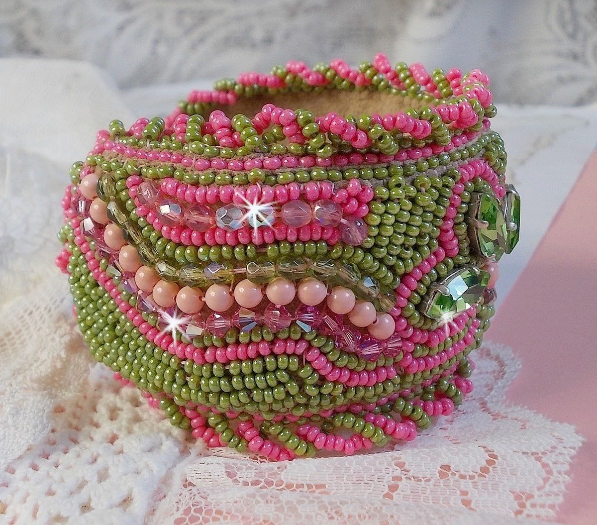 Pulseira de punho Miss Lady bordada com cristais Swarovski, facetas de vidro boémio e contas de sementes verdes e rosa