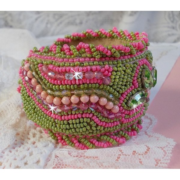 Pulseira de punho Miss Lady bordada com cristais Swarovski, facetas de vidro bo&eacute;mio e contas de sementes verdes e rosa