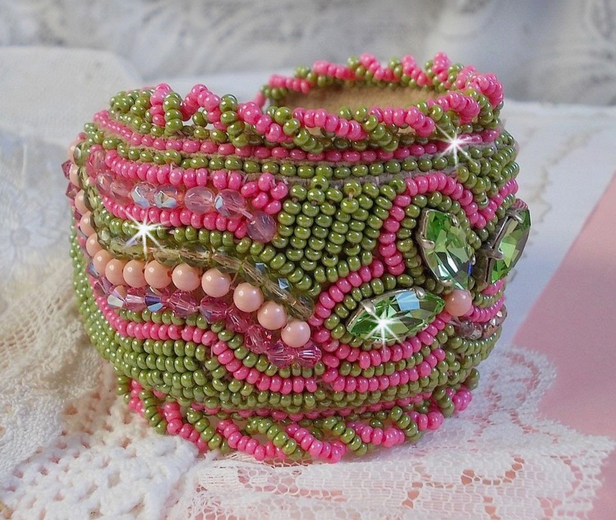 Pulseira de punho Miss Lady bordada com cristais Swarovski, facetas de vidro boémio e contas de sementes verdes e rosa