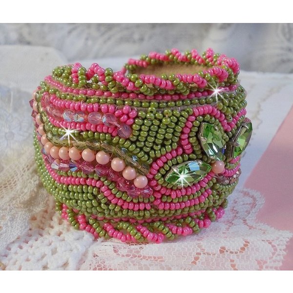 Pulseira de punho Miss Lady bordada com cristais Swarovski, facetas de vidro bo&eacute;mio e contas de sementes verdes e rosa