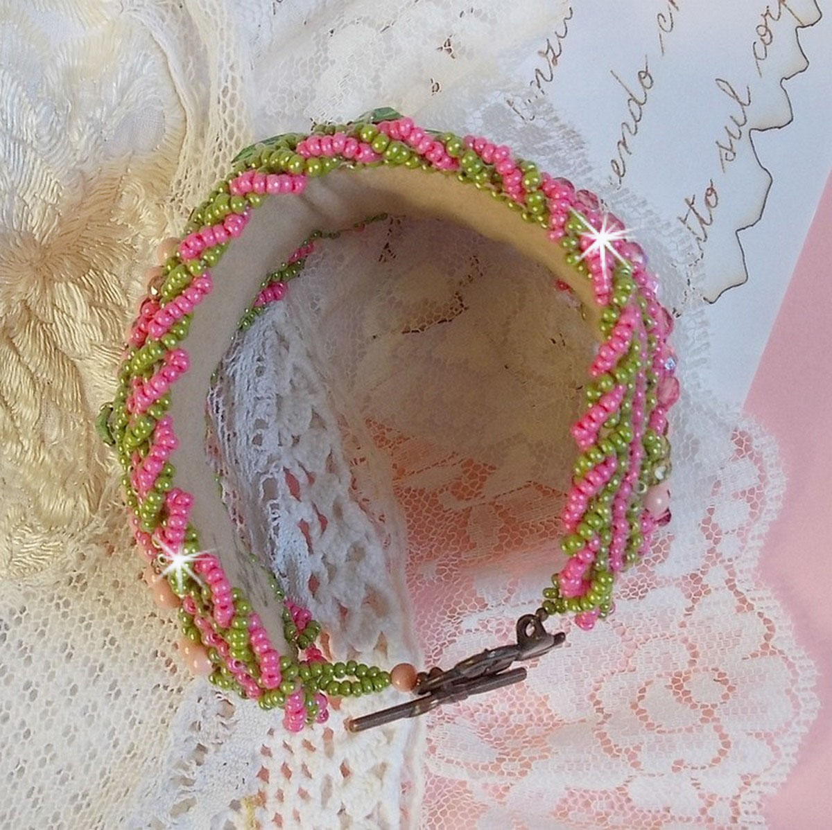Pulseira de punho Miss Lady bordada com cristais Swarovski, facetas de vidro boémio e contas de sementes verdes e rosa