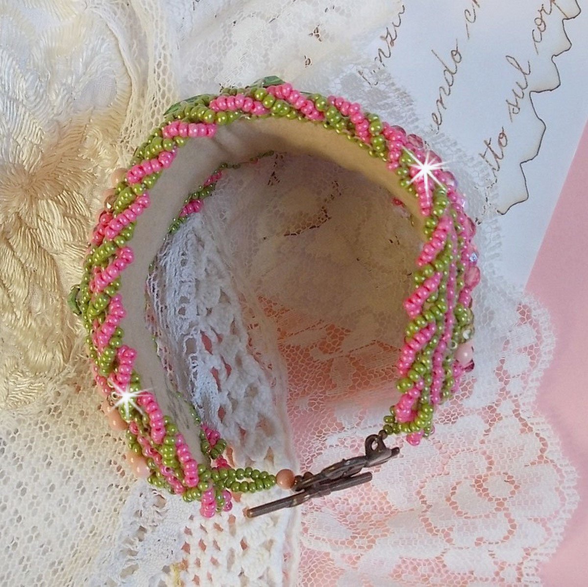 Pulseira de punho Miss Lady bordada com cristais Swarovski, facetas de vidro boémio e contas de sementes verdes e rosa