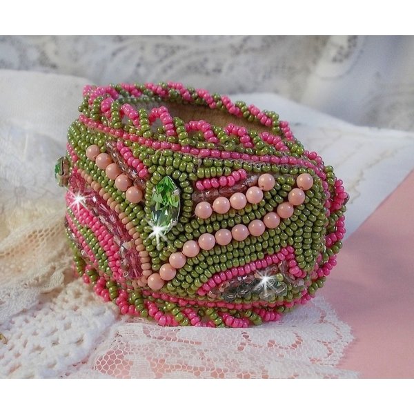Pulseira de punho Miss Lady bordada com cristais Swarovski, facetas de vidro bo&eacute;mio e contas de sementes verdes e rosa
