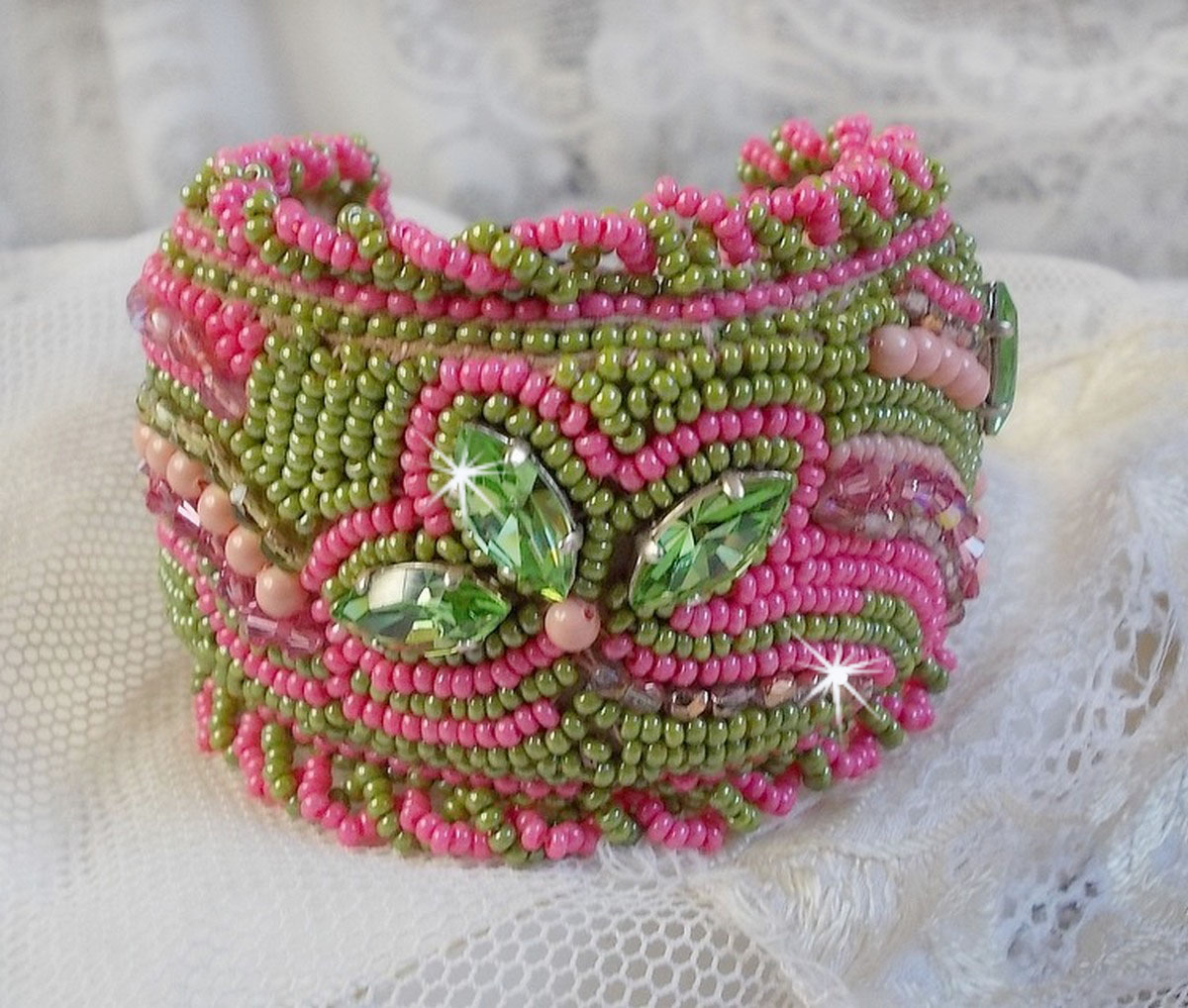 Pulseira de punho Miss Lady bordada com cristais Swarovski, facetas de vidro boémio e contas de sementes verdes e rosa