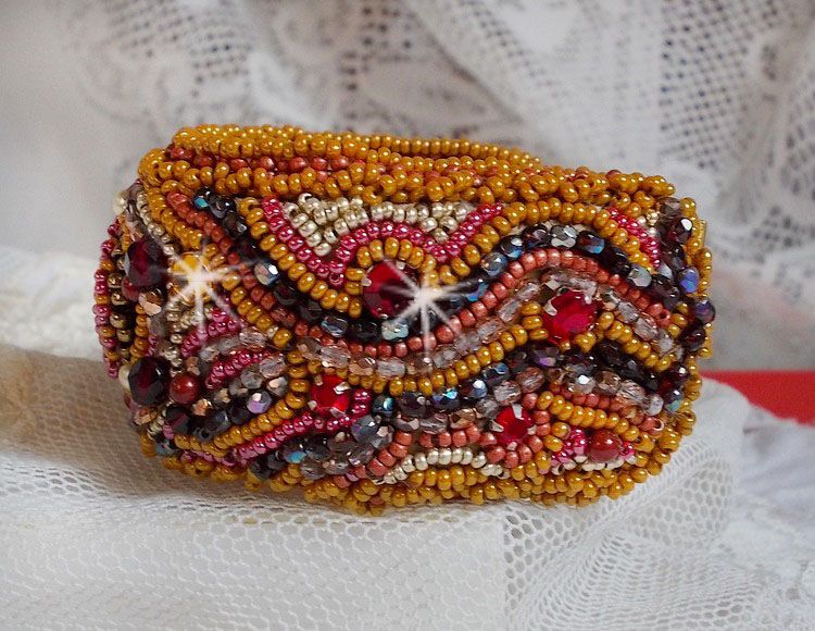 Pulseira de punho Red Jasper bordada com um cabochon Red Jasper, cristais Swarovski e missangas de sementes
