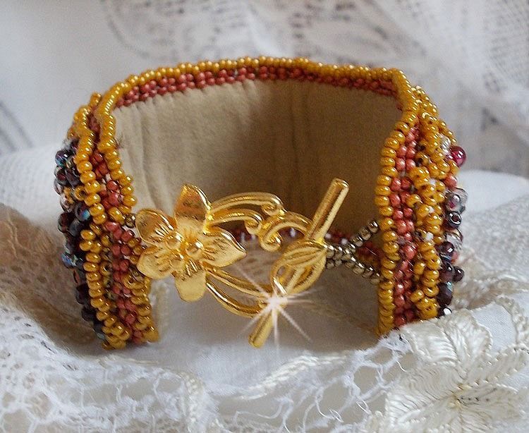 Pulseira de punho Red Jasper bordada com um cabochon Red Jasper, cristais Swarovski e missangas de sementes