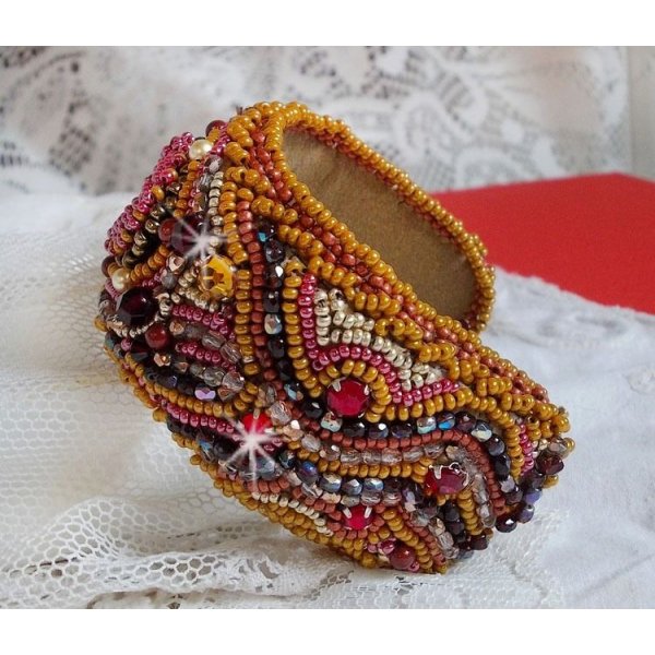 Pulseira de punho Red Jasper bordada com um cabochon Red Jasper, cristais Swarovski e missangas de sementes