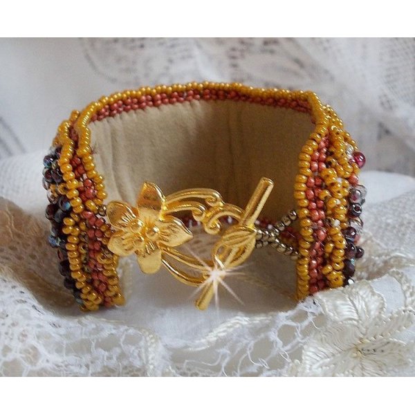 Pulseira de punho Red Jasper bordada com um cabochon Red Jasper, cristais Swarovski e missangas de sementes