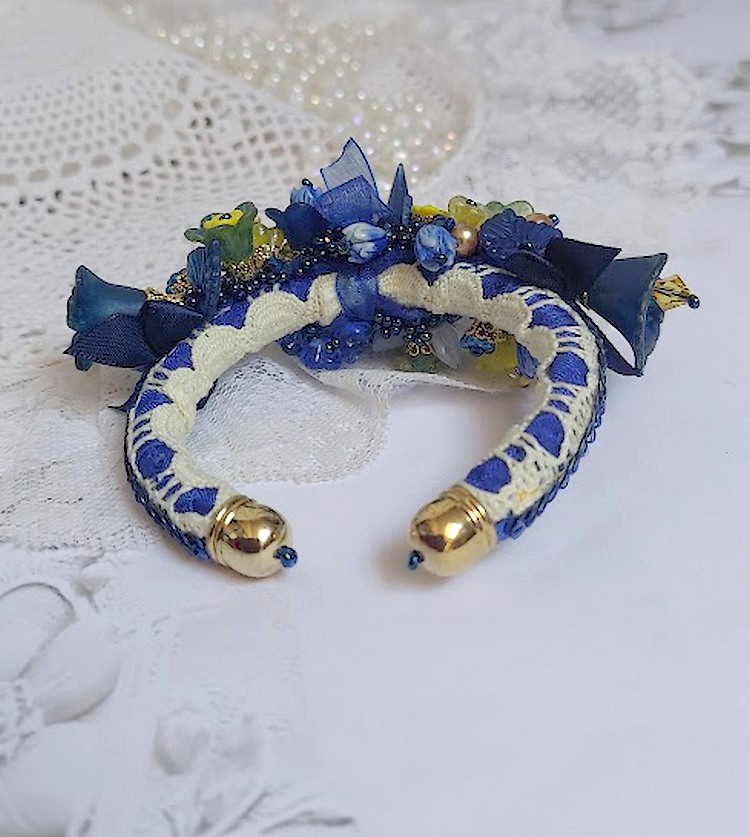 Bracelet Cara Royal Soleil brodé avec dentelle, sequins, fleurs peintes à la main, rondes et perles Cristal Swarovski