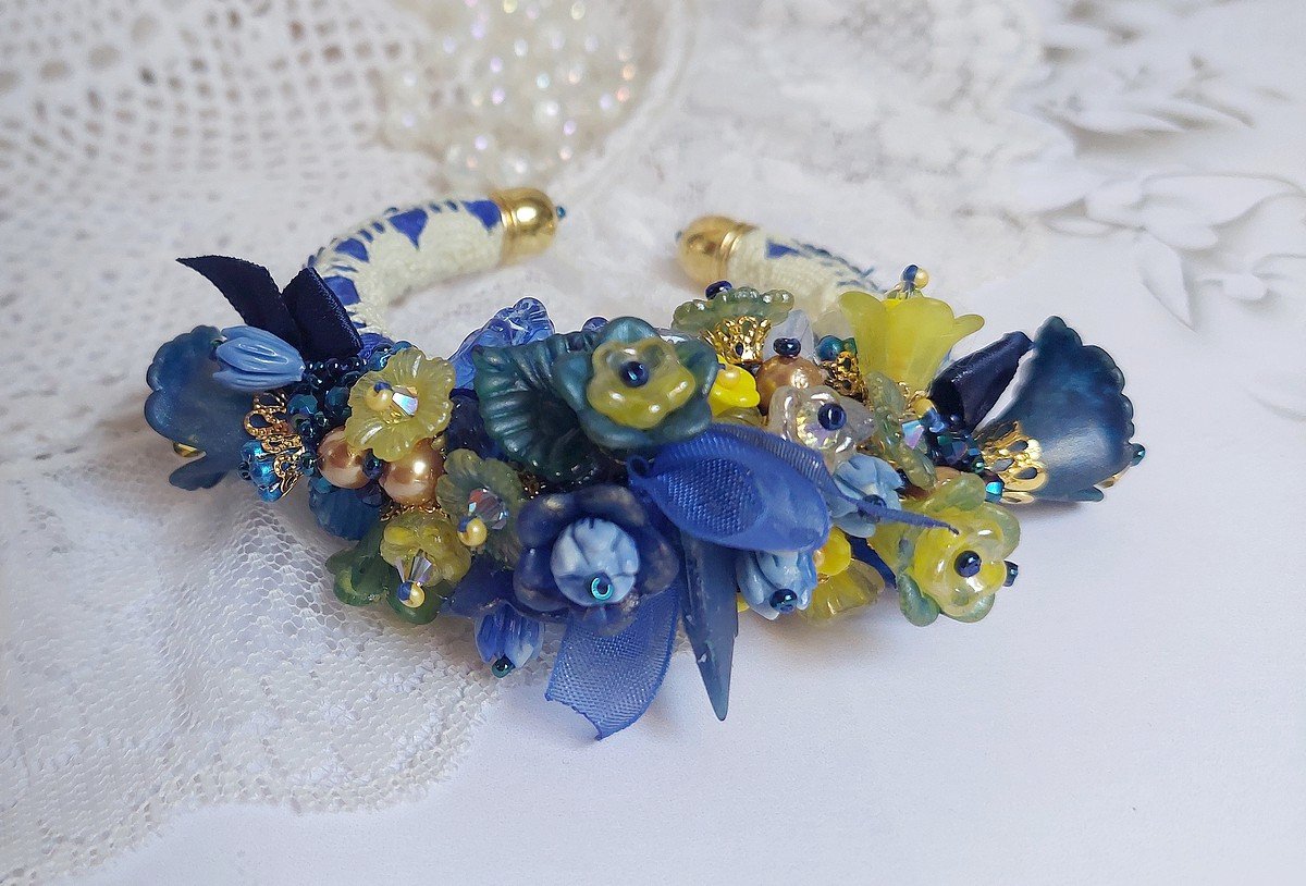Bracelet Cara Royal Soleil brodé avec dentelle, sequins, fleurs peintes à la main, rondes et perles Cristal Swarovski