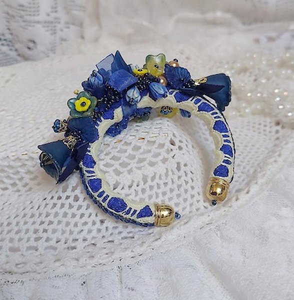 Bracelet Cara Royal Soleil brodé avec dentelle, sequins, fleurs peintes à la main, rondes et perles Cristal Swarovski