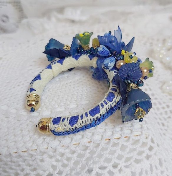 Bracelet Cara Royal Soleil brodé avec dentelle, sequins, fleurs peintes à la main, rondes et perles Cristal Swarovski