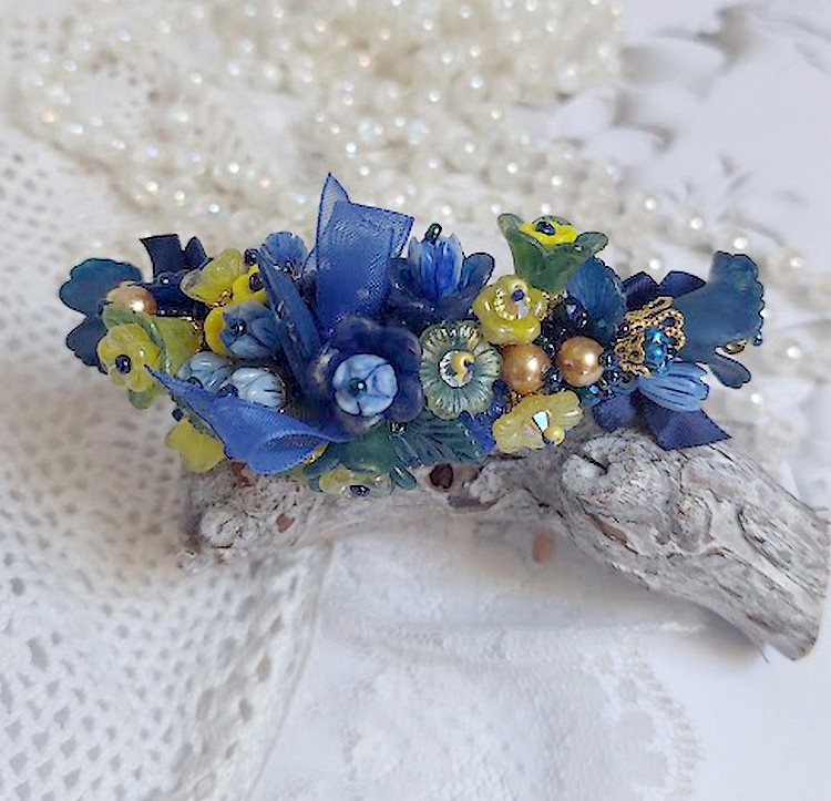 Bracelet Cara Royal Soleil brodé avec dentelle, sequins, fleurs peintes à la main, rondes et perles Cristal Swarovski