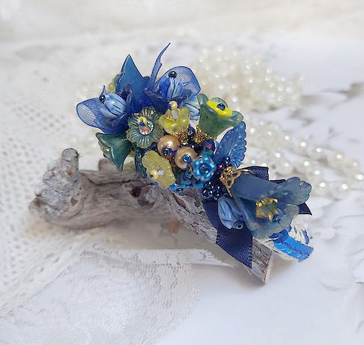 Bracelet Cara Royal Soleil brodé avec dentelle, sequins, fleurs peintes à la main, rondes et perles Cristal Swarovski