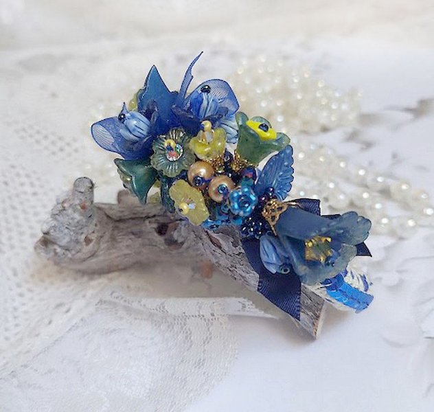 Bracelet Cara Royal Soleil brodé avec dentelle, sequins, fleurs peintes à la main, rondes et perles Cristal Swarovski