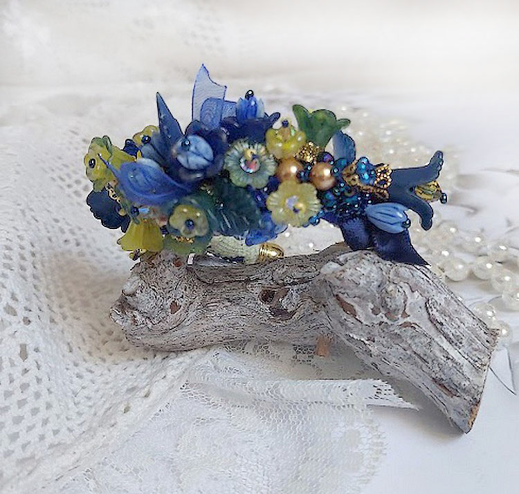 Bracelet Cara Royal Soleil brodé avec dentelle, sequins, fleurs peintes à la main, rondes et perles Cristal Swarovski