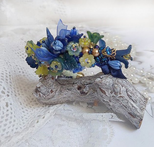 Bracelet Cara Royal Soleil brodé avec dentelle, sequins, fleurs peintes à la main, rondes et perles Cristal Swarovski