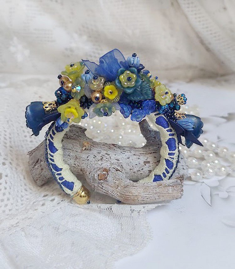 Bracelet Cara Royal Soleil brodé avec dentelle, sequins, fleurs peintes à la main, rondes et perles Cristal Swarovski