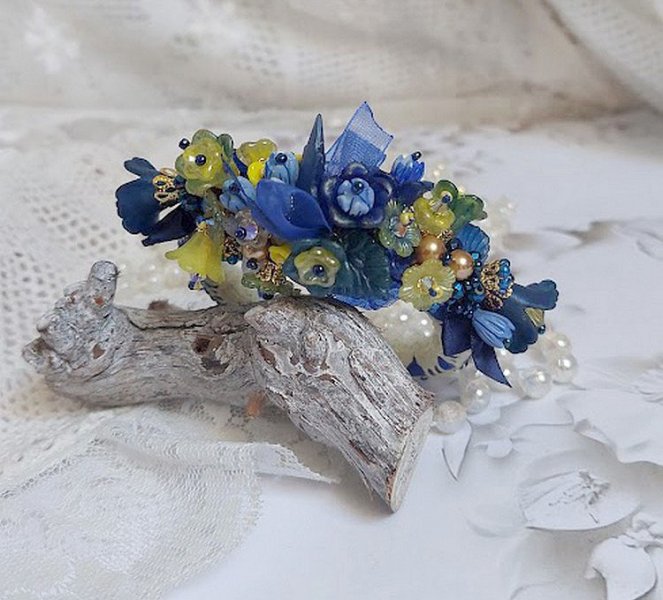 Bracelet Cara Royal Soleil brodé avec dentelle, sequins, fleurs peintes à la main, rondes et perles Cristal Swarovski