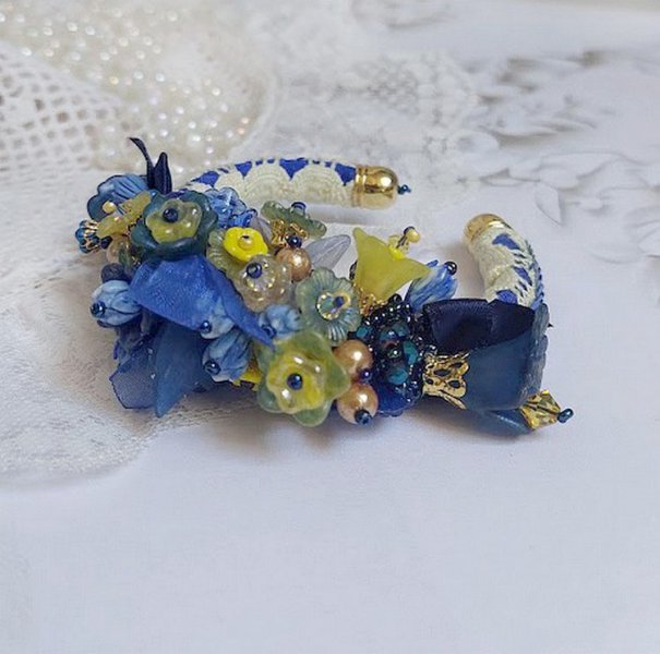Bracelet Cara Royal Soleil brodé avec dentelle, sequins, fleurs peintes à la main, rondes et perles Cristal Swarovski