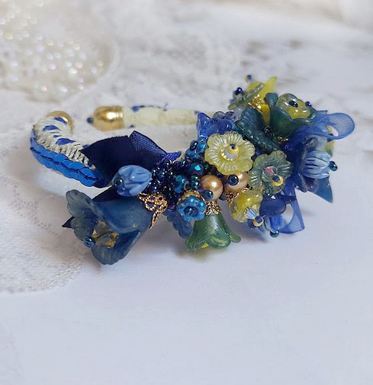 Bracelet Cara Royal Soleil brodé avec dentelle, sequins, fleurs peintes à la main, rondes et perles Cristal Swarovski