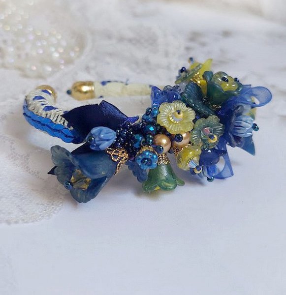 Bracelet Cara Royal Soleil brodé avec dentelle, sequins, fleurs peintes à la main, rondes et perles Cristal Swarovski