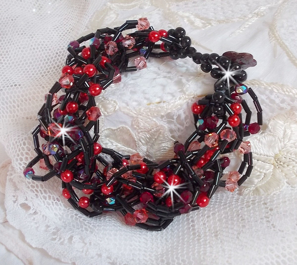 Pulseira de sensação com pérolas tubulares, pérolas madrepérola e cristais Swarovski