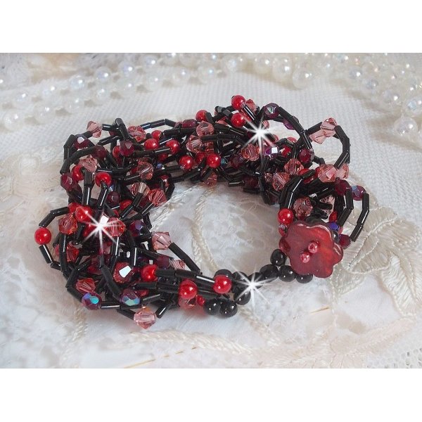 Pulseira de sensa&ccedil;&atilde;o com p&eacute;rolas tubulares, p&eacute;rolas madrep&eacute;rola e cristais Swarovski