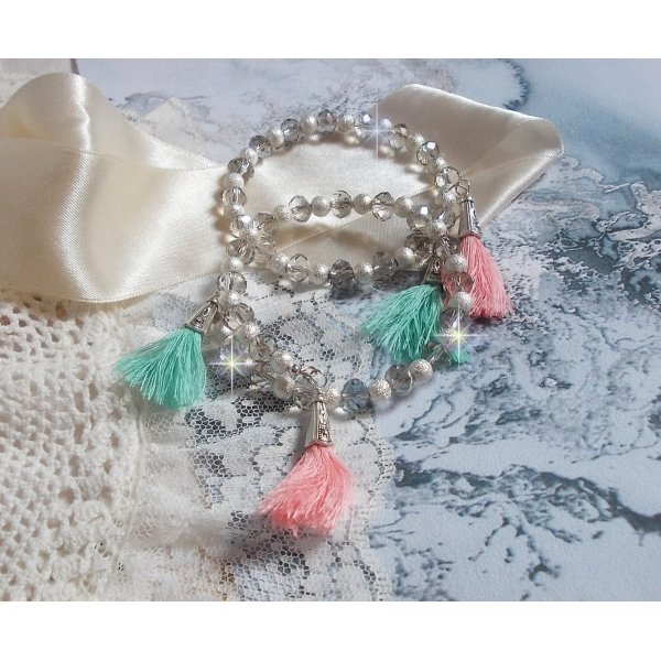 Bracelets Cristalline Eclat avec doubles bracelets aux perles Stardust Argent&eacute;es effet paillet&eacute;, perles rondes facett&eacute;es en verre et pompons couleur Rose et Menthe pour un style contemporain