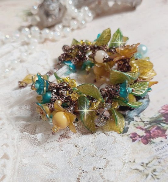 Bracelet C&eacute;zanne cr&eacute;&eacute; avec des grandes et petites fleurs peintes &agrave; la main dans les tons de Jaune, Or, Vert, Bleu, Cuivre, Marron et Bronze &agrave; laquelle s&rsquo;ajoute perles : Aventurine et Jade Jaune Clair