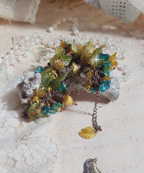 Bracelet C&eacute;zanne cr&eacute;&eacute; avec des grandes et petites fleurs peintes &agrave; la main dans les tons de Jaune, Or, Vert, Bleu, Cuivre, Marron et Bronze &agrave; laquelle s&rsquo;ajoute perles : Aventurine et Jade Jaune Clair