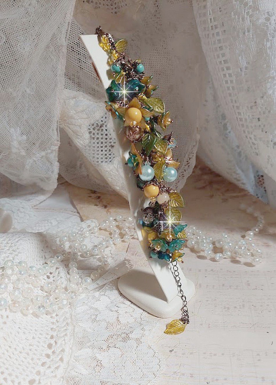 Bracelet C&eacute;zanne cr&eacute;&eacute; avec des grandes et petites fleurs peintes &agrave; la main dans les tons de Jaune, Or, Vert, Bleu, Cuivre, Marron et Bronze &agrave; laquelle s&rsquo;ajoute perles : Aventurine et Jade Jaune Clair