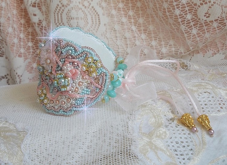 Bracelete Haute-Couture Pulseira de Renda de Hortelã bordada com cristais Swarovski, contas de vidro boémio, contas de sementes e flores de resina Lucite