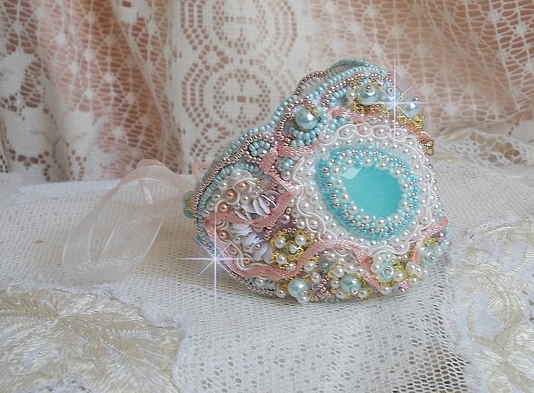 Bracelete Haute-Couture Pulseira de Renda de Hortelã bordada com cristais Swarovski, contas de vidro boémio, contas de sementes e flores de resina Lucite