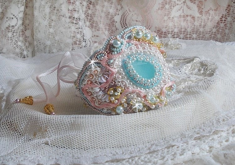 Bracelete Haute-Couture Pulseira de Renda de Hortelã bordada com cristais Swarovski, contas de vidro boémio, contas de sementes e flores de resina Lucite