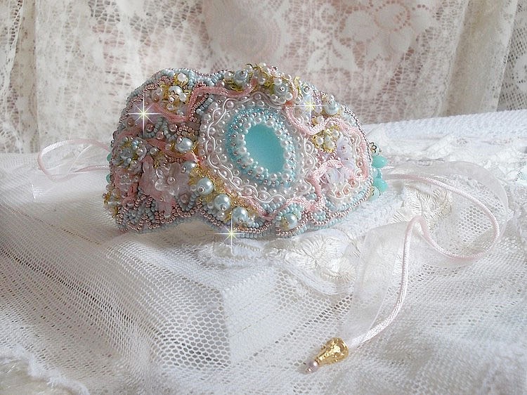 Bracelete Haute-Couture Pulseira de Renda de Hortelã bordada com cristais Swarovski, contas de vidro boémio, contas de sementes e flores de resina Lucite