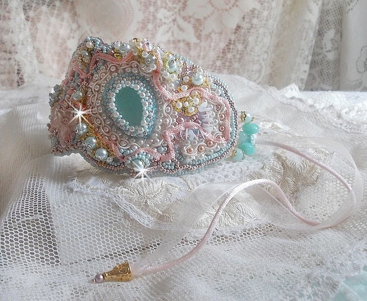 Bracelete Haute-Couture Pulseira de Renda de Hortelã bordada com cristais Swarovski, contas de vidro boémio, contas de sementes e flores de resina Lucite
