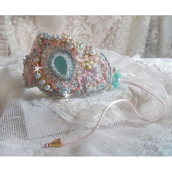 Bracelete Haute-Couture Pulseira de Renda de Hortelã bordada com cristais Swarovski, contas de vidro boémio, contas de sementes e flores de resina Lucite